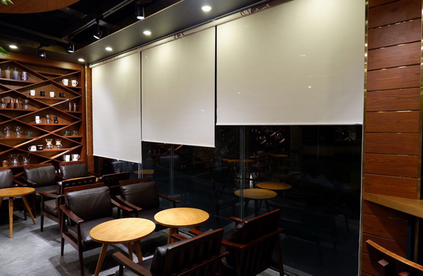 mành cuốn che nắng cho cửa kính mặt tiền