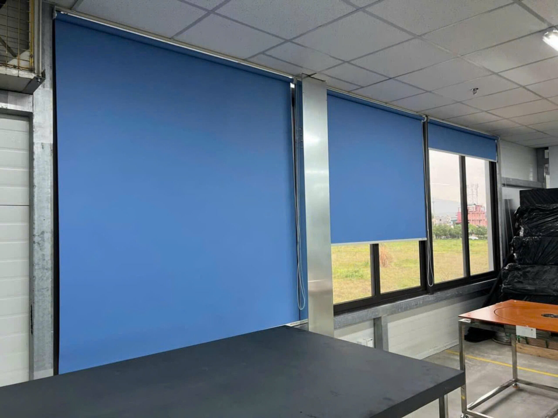 rèm cuốn che nắng ngoài trời quán cafe