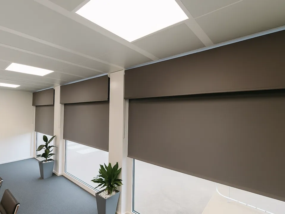 rèm cuốn chống nắng lắp đặt đẹp hiện đại