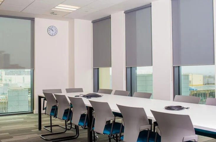 rèm cuốn chống nắng quận 10 cho showroom thời trang