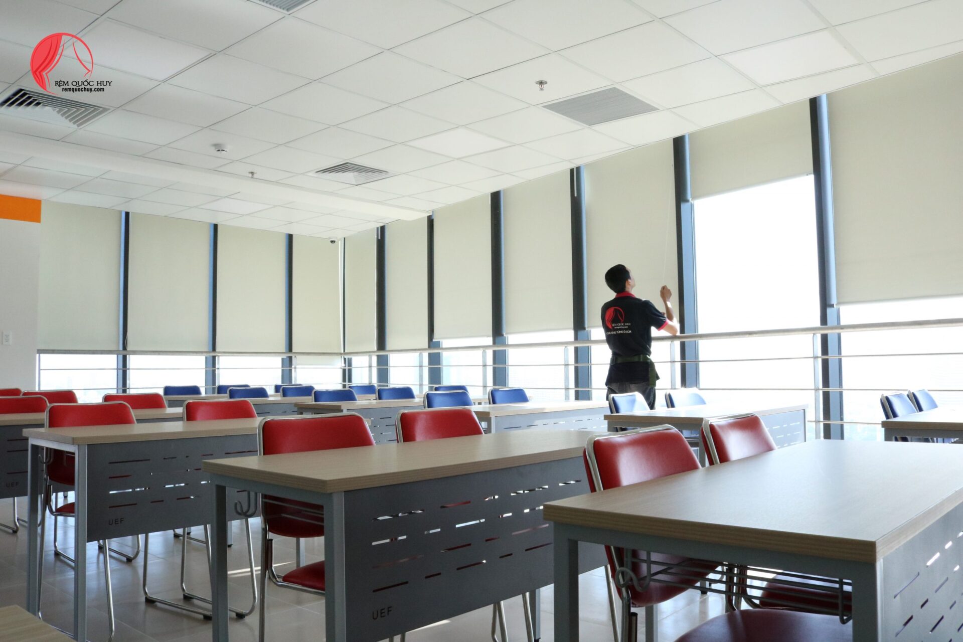 rèm cuốn cửa sổ chống nắng cho nhà phố