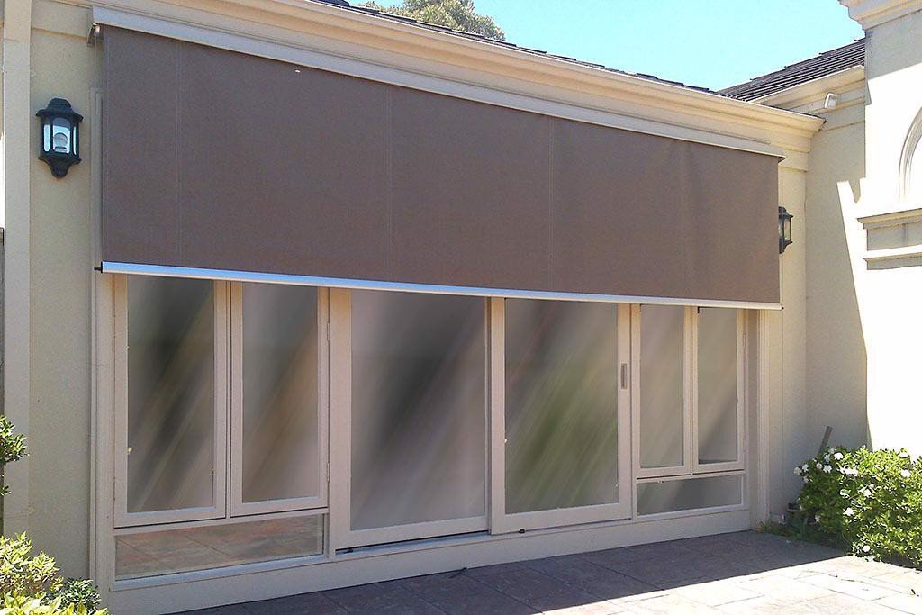 rèm cuốn motor cản nắng lắp showroom hiện đại