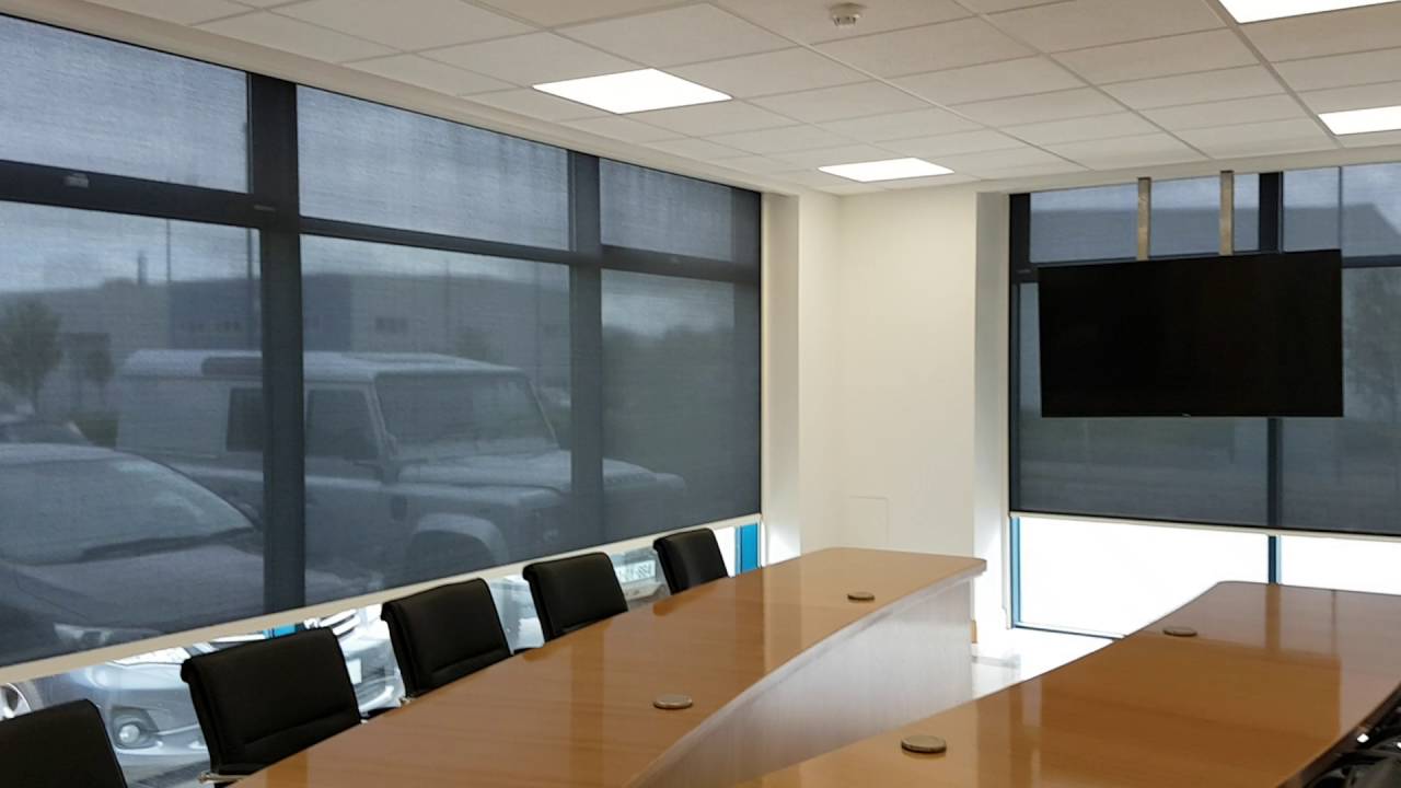 rèm cuốn showroom chống nắng sang trọng thẩm mỹ