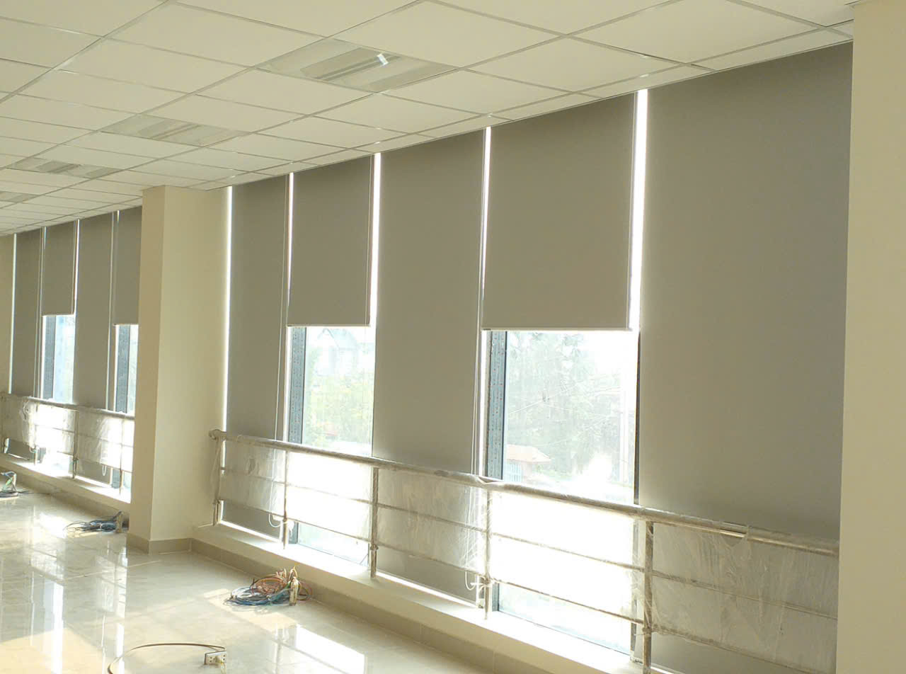 rèm cuốn văn phòng chống nắng giảm chói màn hình