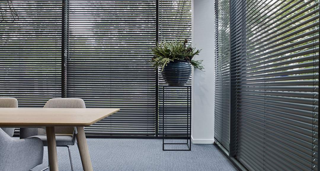 rèm sáo nhôm che nắng cho cửa sổ văn phòng