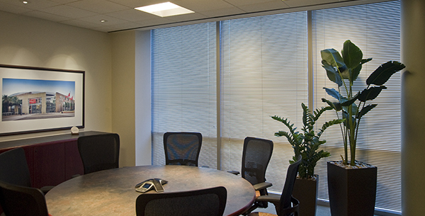 rèm sáo nhôm che nắng cửa kính lớn văn phòng