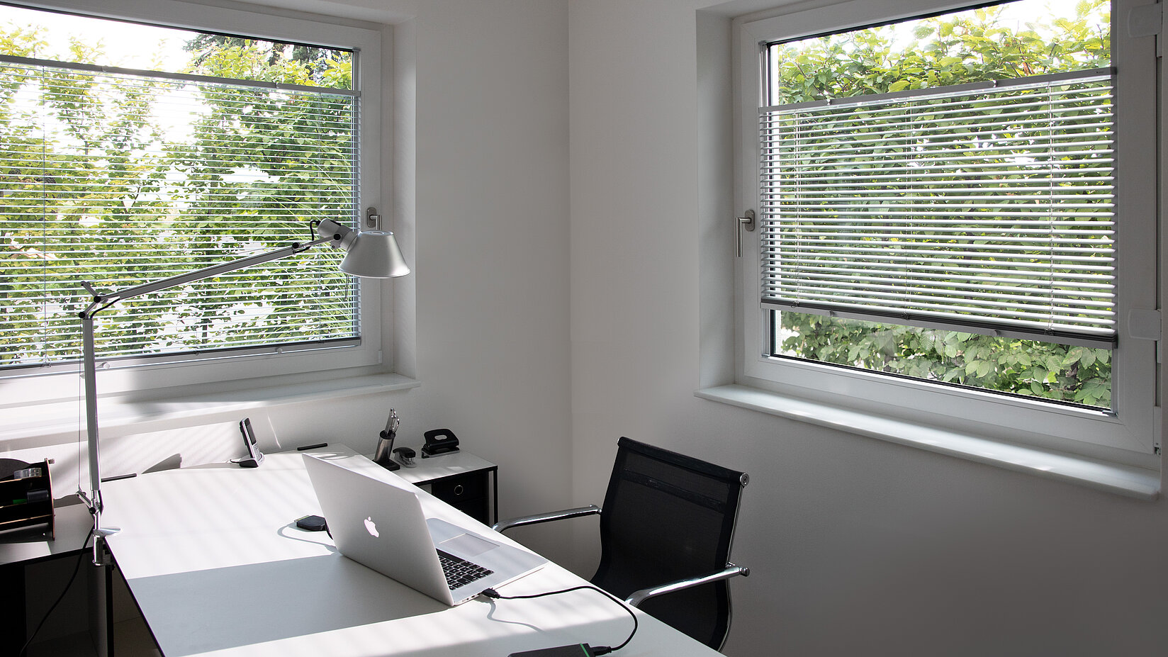 rèm sáo nhôm có bị cong vênh không trong môi trường ẩm