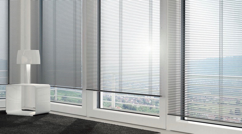 rèm sáo nhôm nhà xưởng dùng cho cửa kính lớn