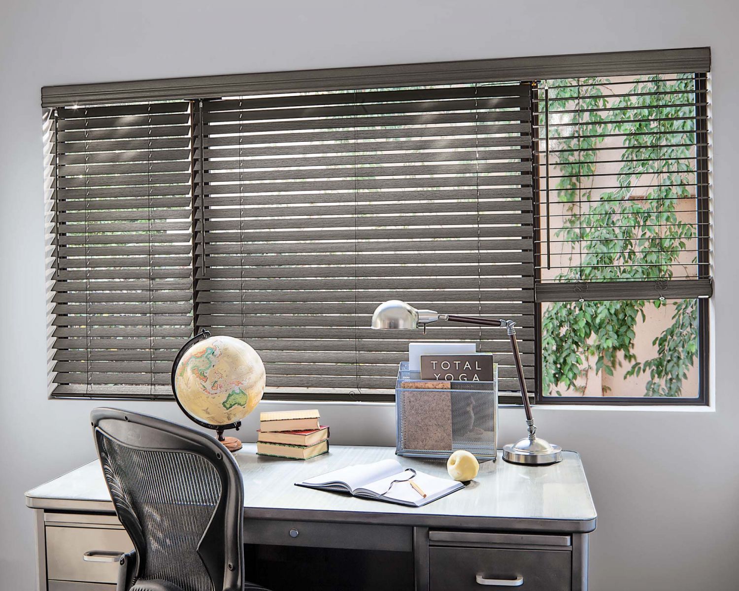 Cận cảnh lá rèm sáo gỗ tự nhiên vân gỗ rõ nét