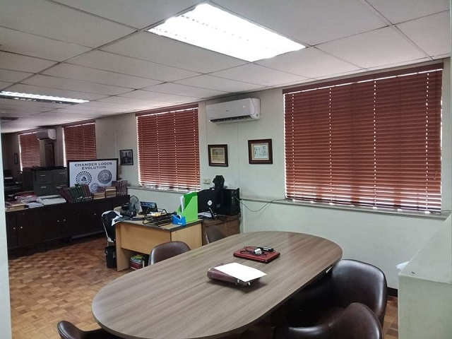 Rèm sáo gỗ tự nhiên màu nâu sang trọng phòng làm việc