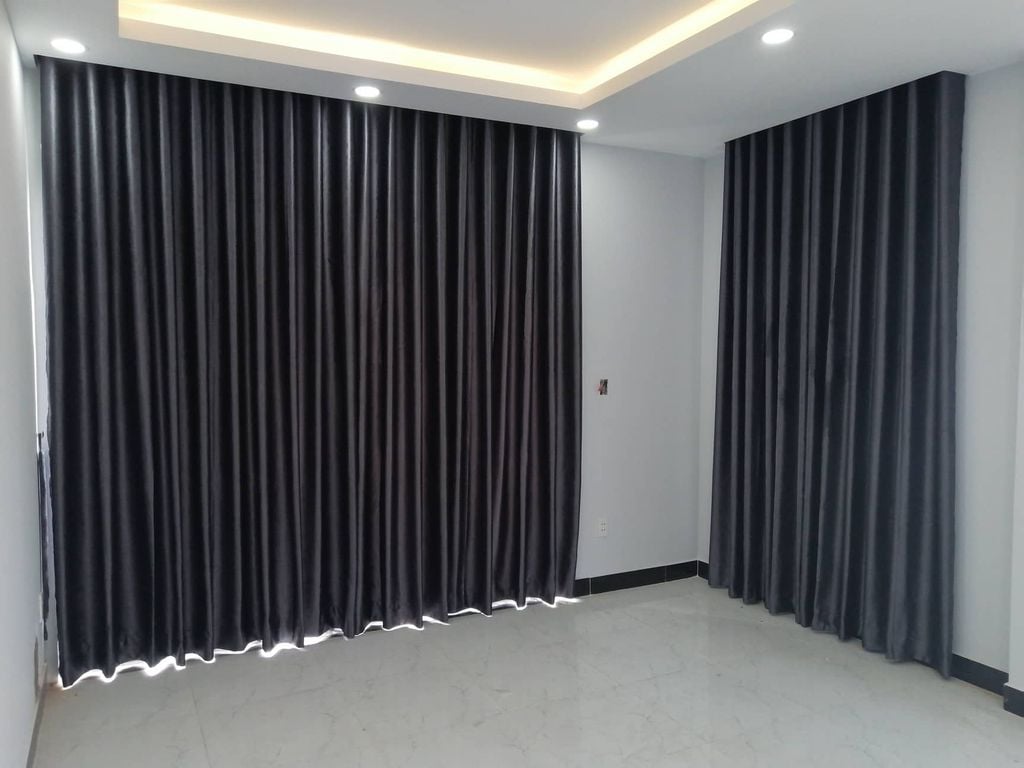 Rèm vải gấm sang trọng hoa văn cổ điển cho biệt thự tân cổ điển