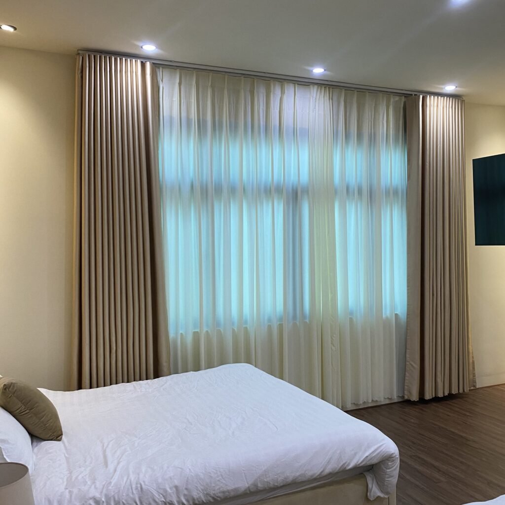 Rèm vải gấm sang trọng phối nội thất gỗ cao cấp phòng khách