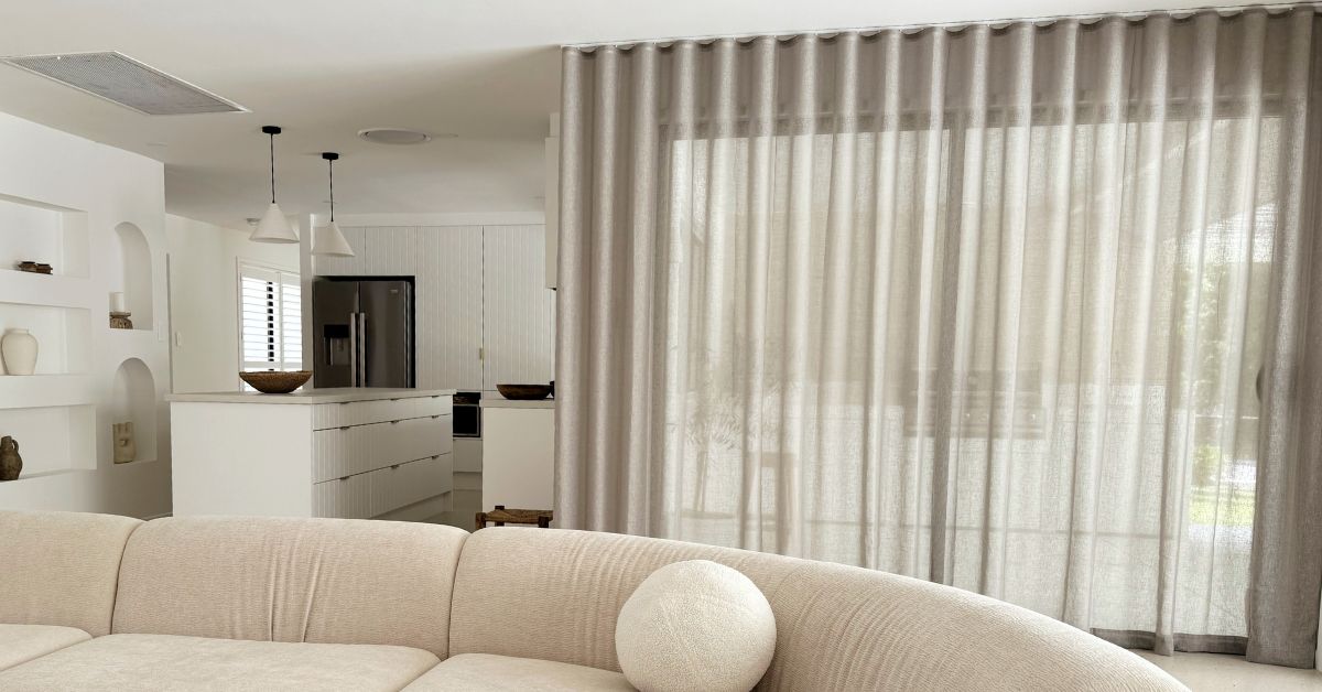 Rèm vải linen cao cấp màu be tự nhiên lắp phòng khách hiện đại