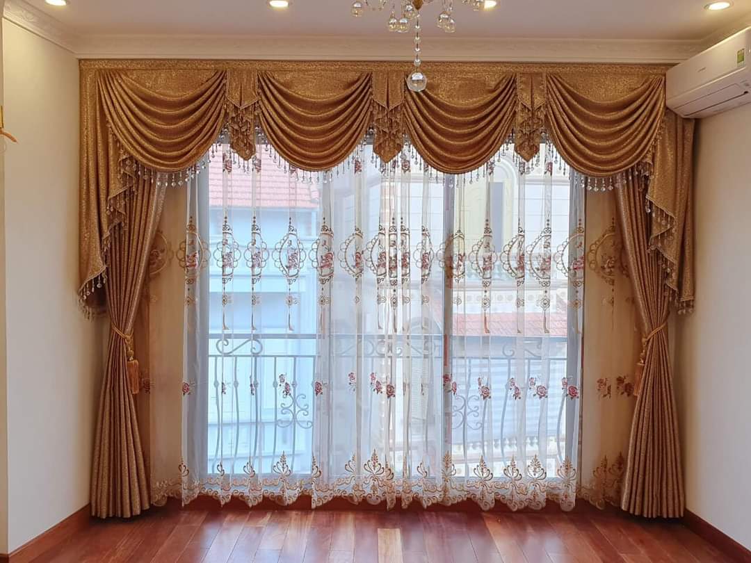 không gian phòng khách với rèm cửa phong cách bán cổ điển