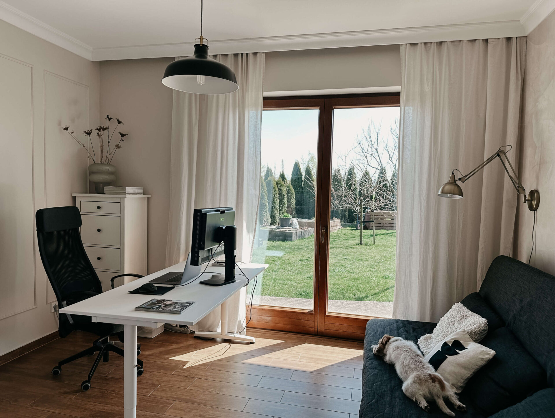 không gian phòng ngủ với rèm cửa phong cách scandinavian