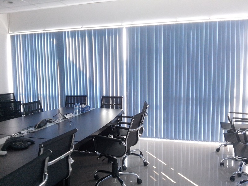 mẫu rèm sáo đứng đẹp che nắng cửa kính lớn