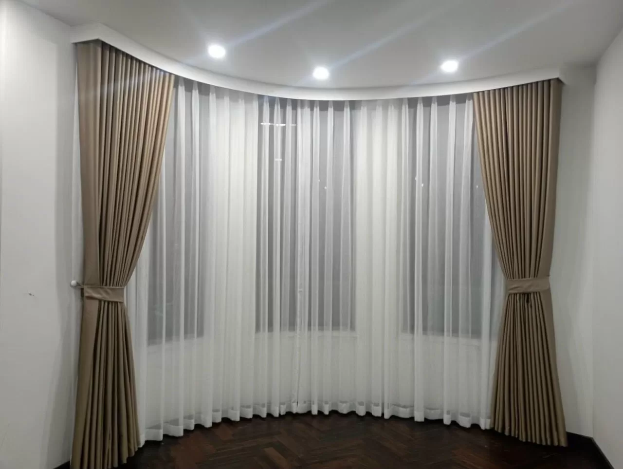 rèm cửa kiểm soát ánh sáng cho văn phòng làm việc