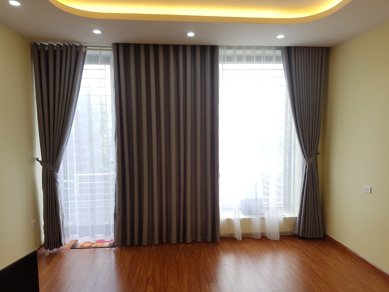 rèm cửa màu tối sang trọng chất liệu dày cao cấp chống nắng tốt