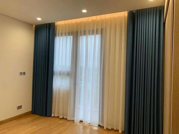 rèm cửa màu tối sang trọng tông xanh navy cho phòng khách biệt thự