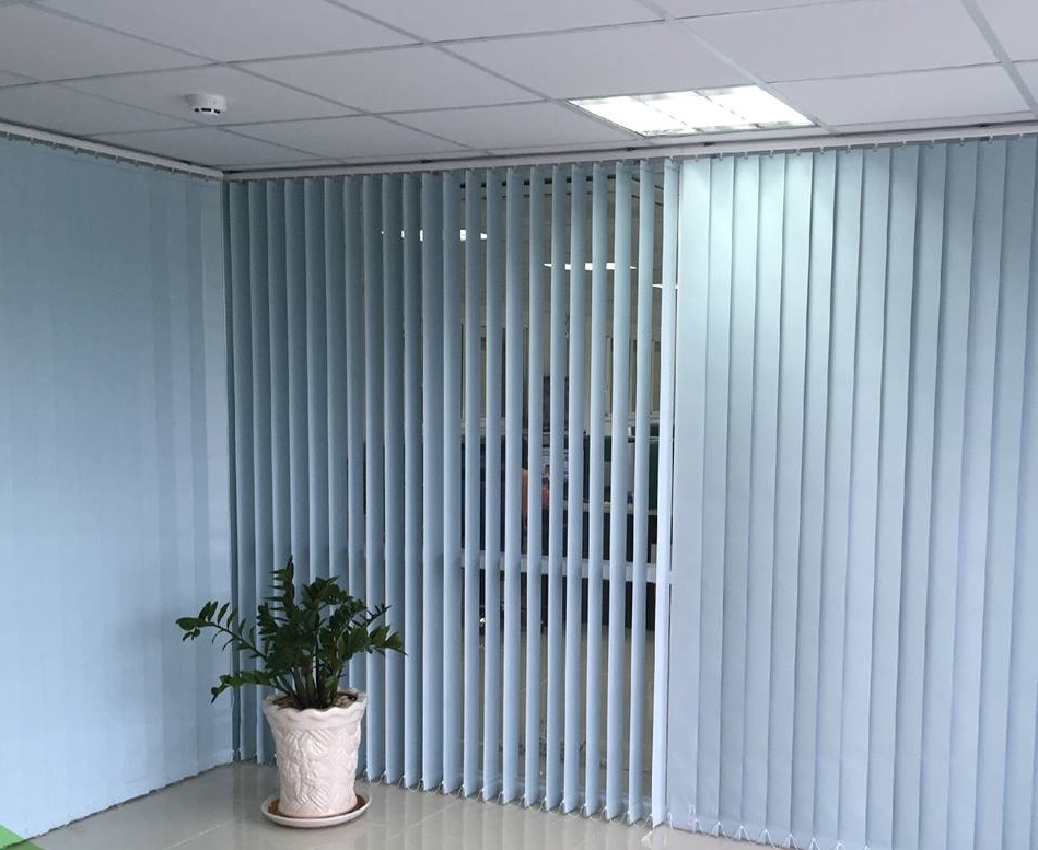 rèm sáo đứng đẹp thiết kế hiện đại cho showroom