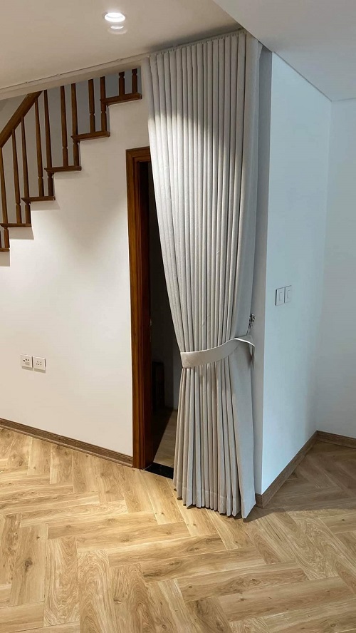 thi công rèm cửa cầu thang cho nhà phố nhiều kính