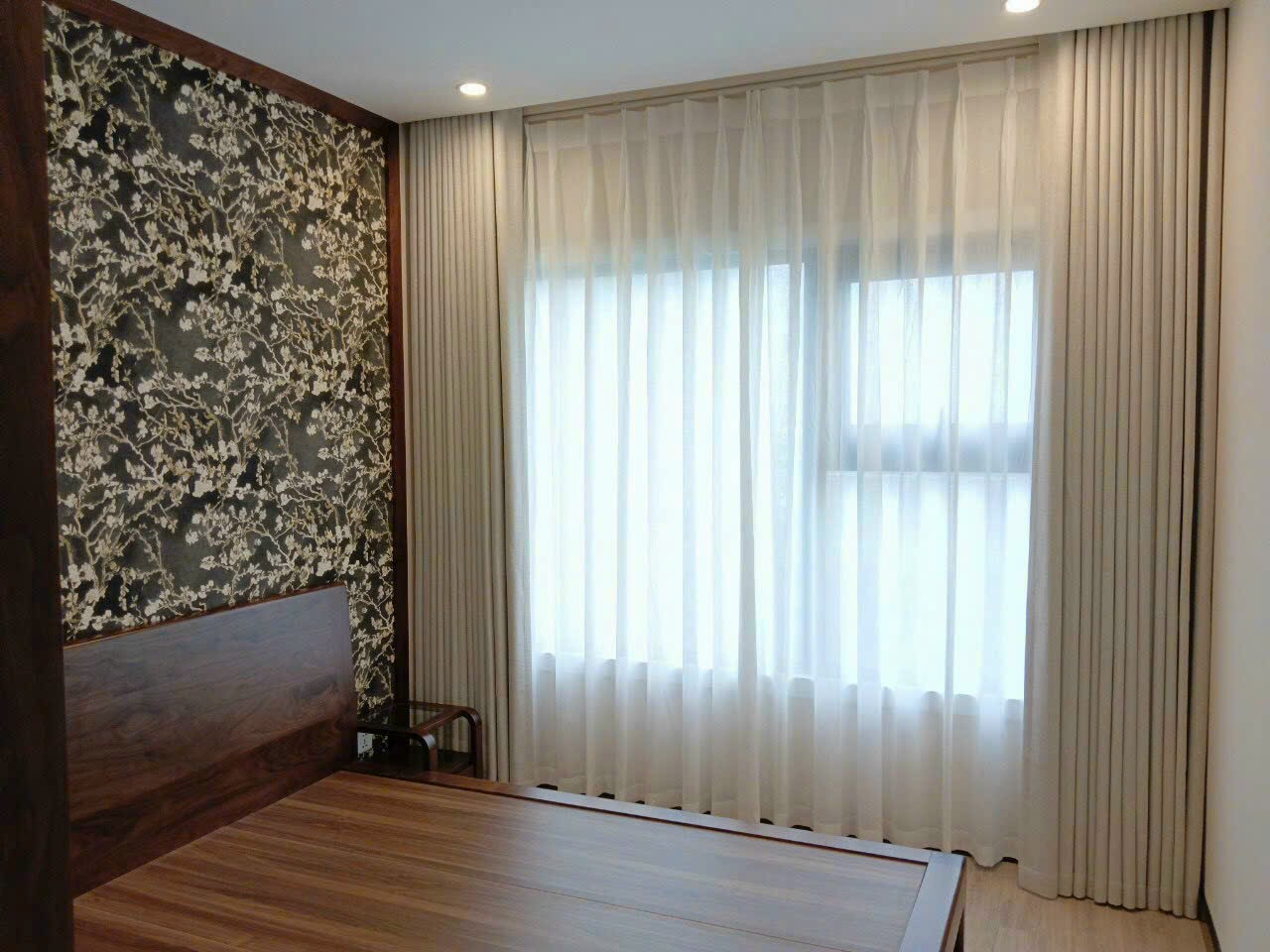 thi công rèm cửa màu kem sang trọng cho biệt thự