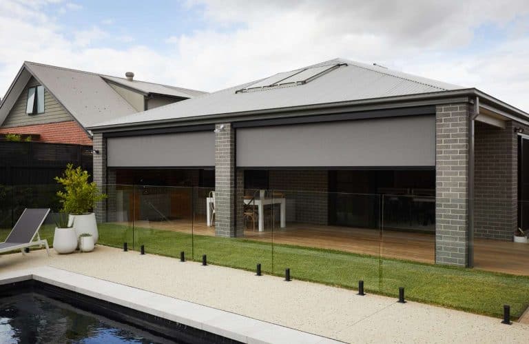 Kỹ thuật viên bảo trì rèm zipscreen hệ ray và motor