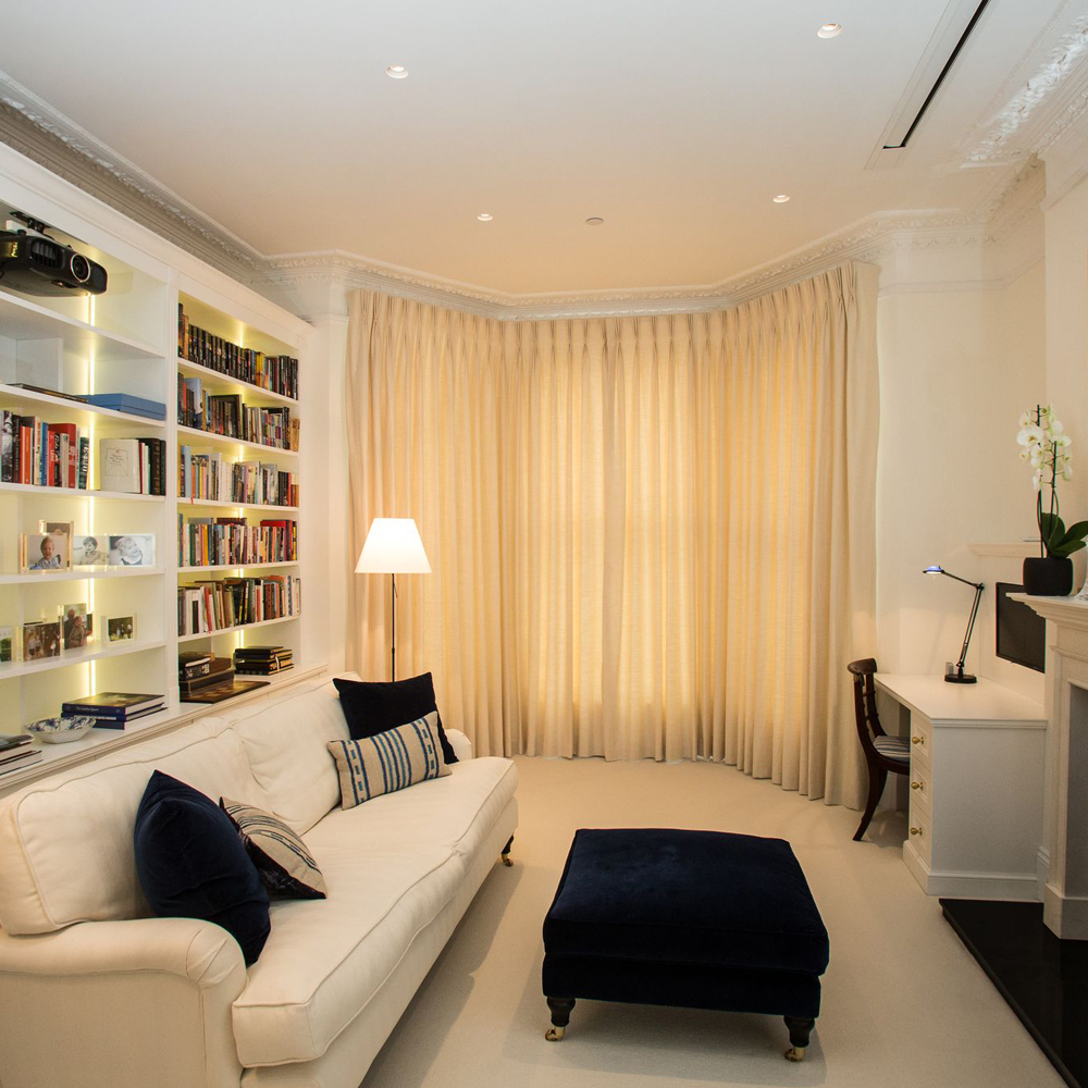 Rèm cửa phòng ngủ màu kem sáng sủa sang trọng