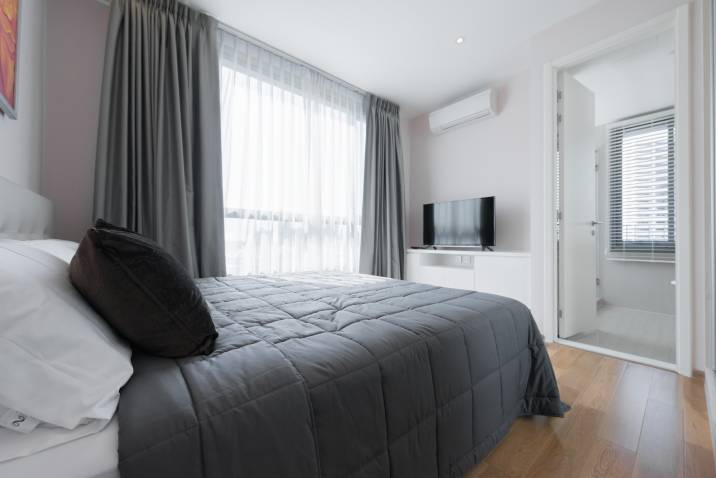 Rèm cửa sổ phòng ngủ không khoan tường tiện lợi