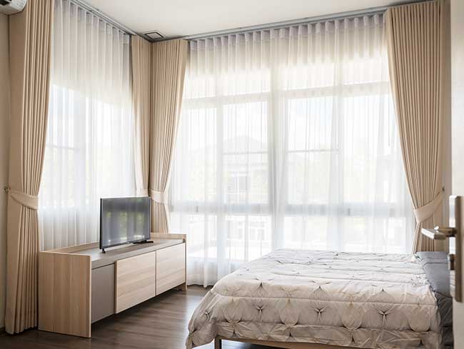Rèm vải cản sáng cho phòng ngủ vợ chồng ấm cúng