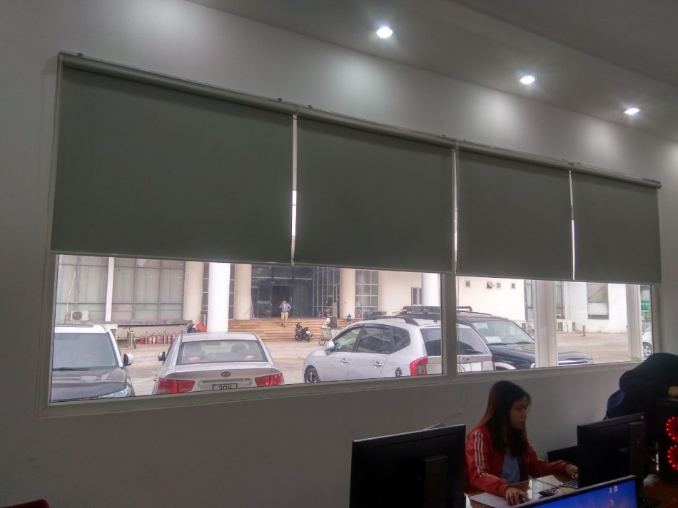 hệ rèm cuốn che nắng sân thượng nhà phố hiện đại