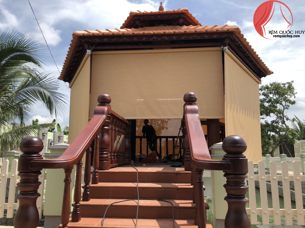 hệ rèm cuốn ngoài trời tự động chống gió