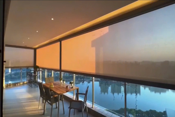 hệ rèm cuốn zipper remote ngoài trời