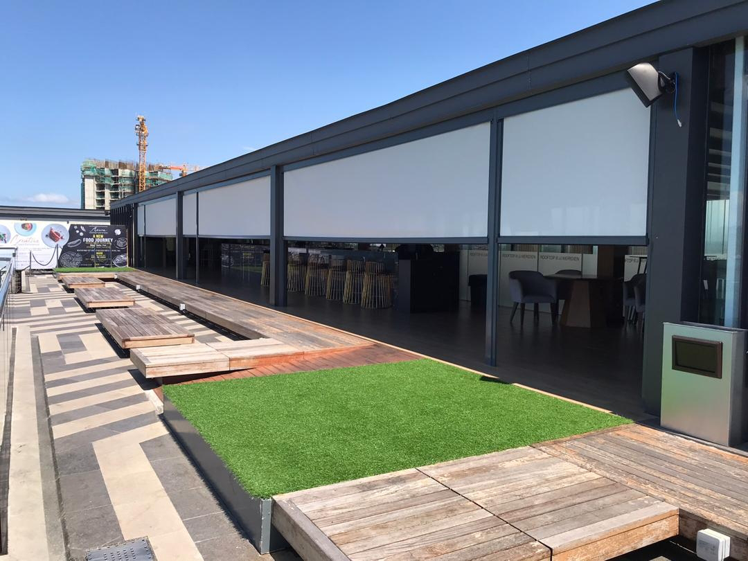 hệ rèm zipper và bạt che nắng sân vườn