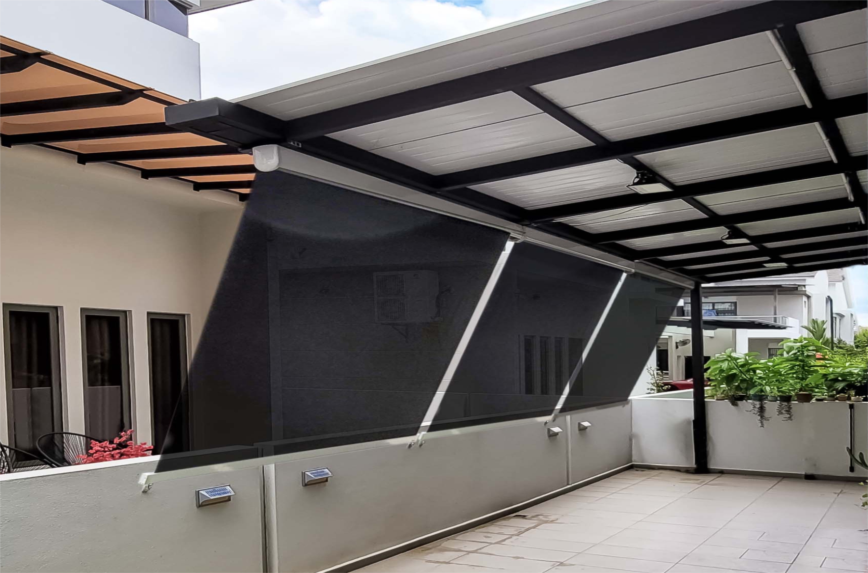 không gian mát mẻ với rèm cuốn ban công chống nắng