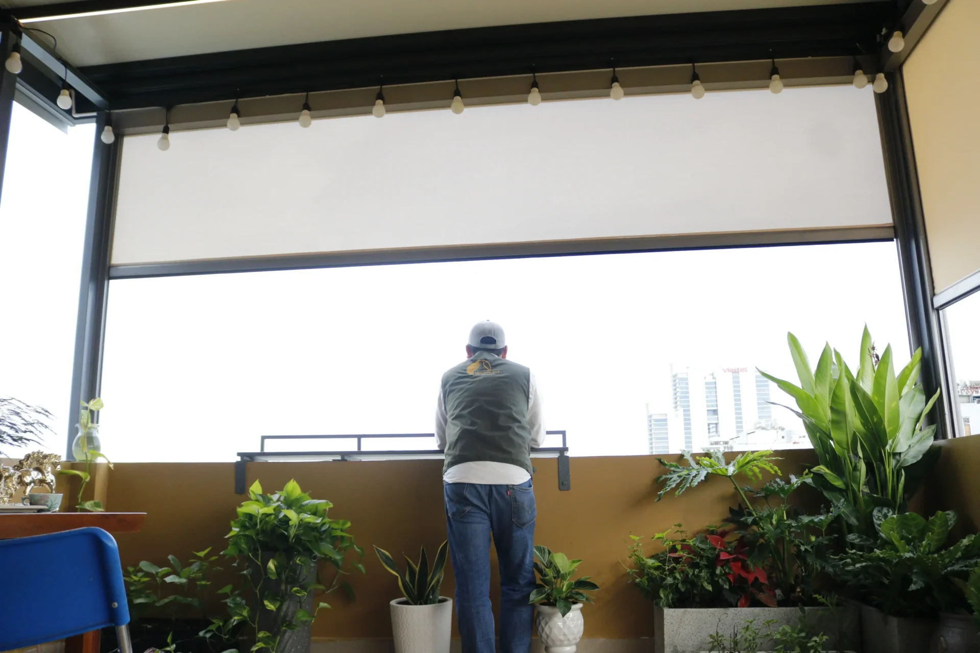 khung nhôm rèm cuốn zipper chịu lực tốt cho không gian ngoài trời