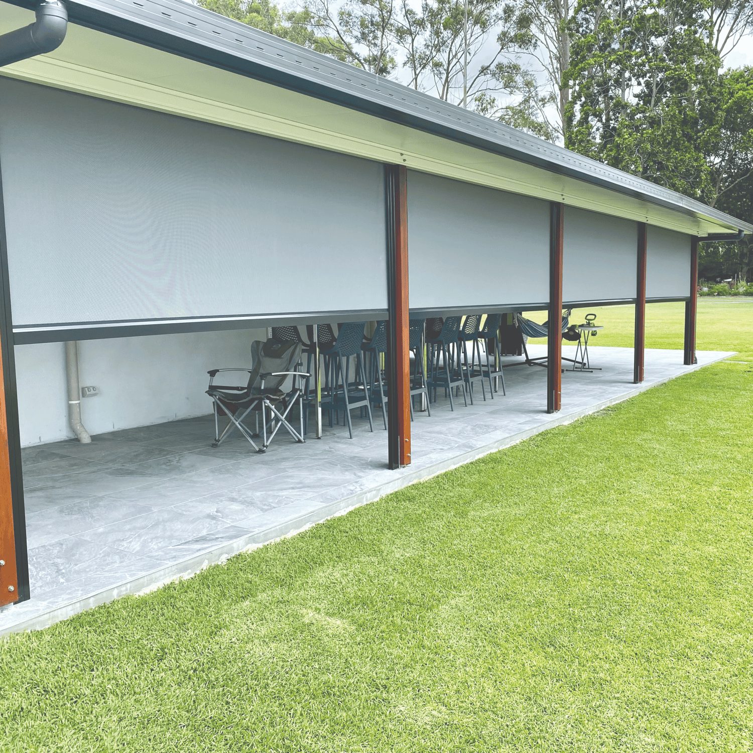 lắp đặt rèm cuốn che mưa ngoài trời cho sân vườn