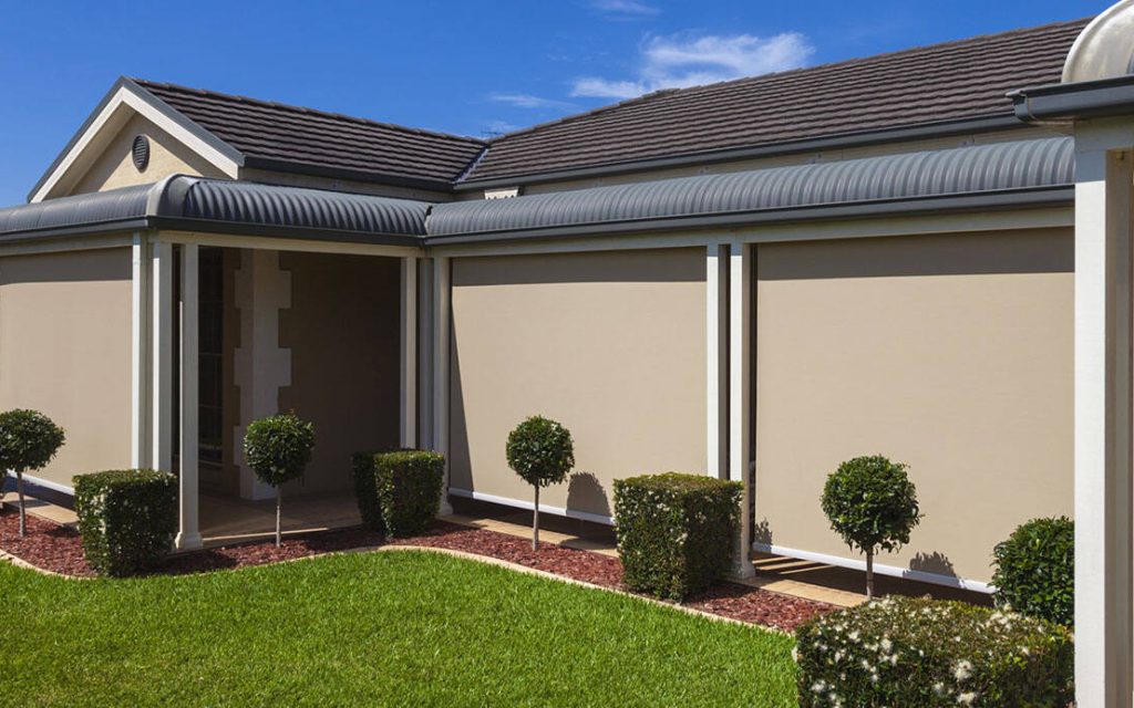 lắp đặt rèm cuốn che nắng ban công cho căn hộ