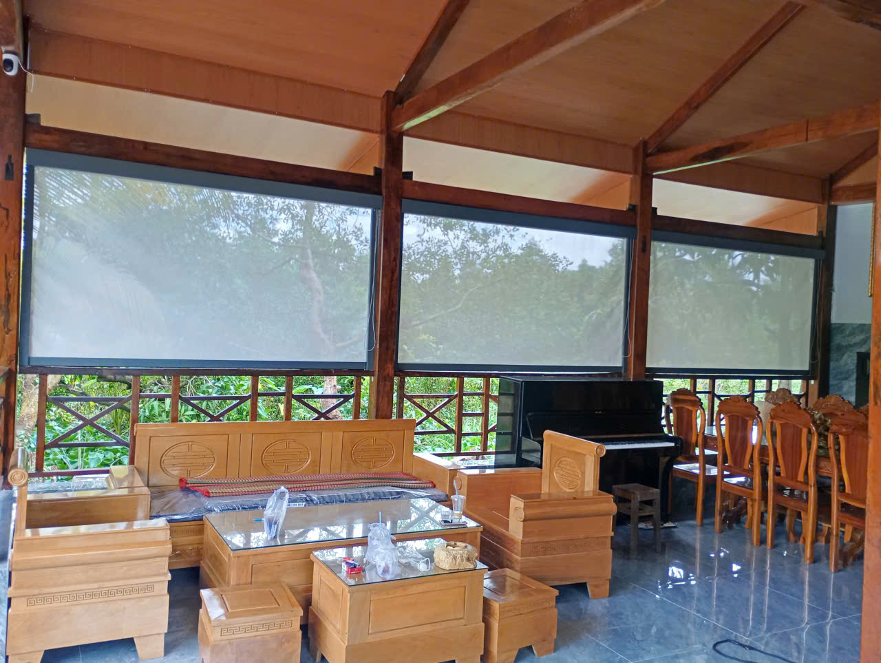 mẫu rèm che nắng sân thượng Sài Gòn cho quán cafe