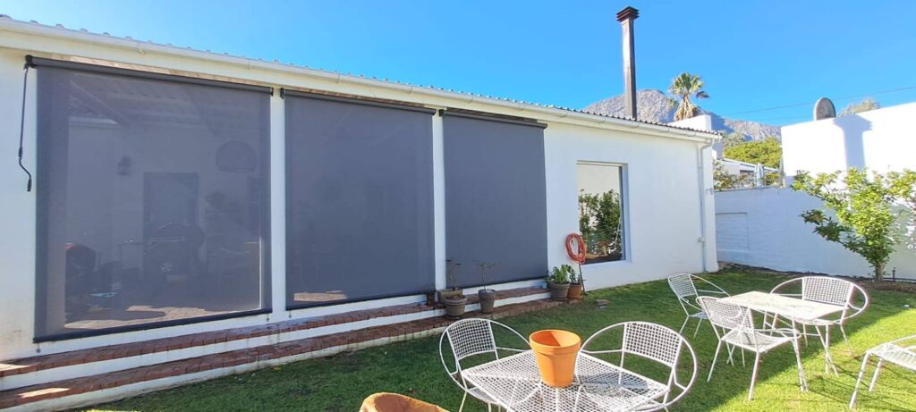 mẫu rèm cuốn chống gió bảo vệ không gian ngoài trời