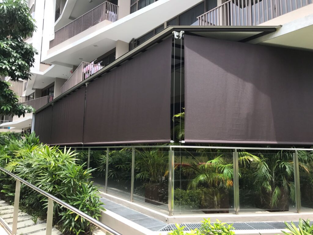 mẫu rèm cuốn ngoài trời TPHCM bền đẹp cho quán cafe