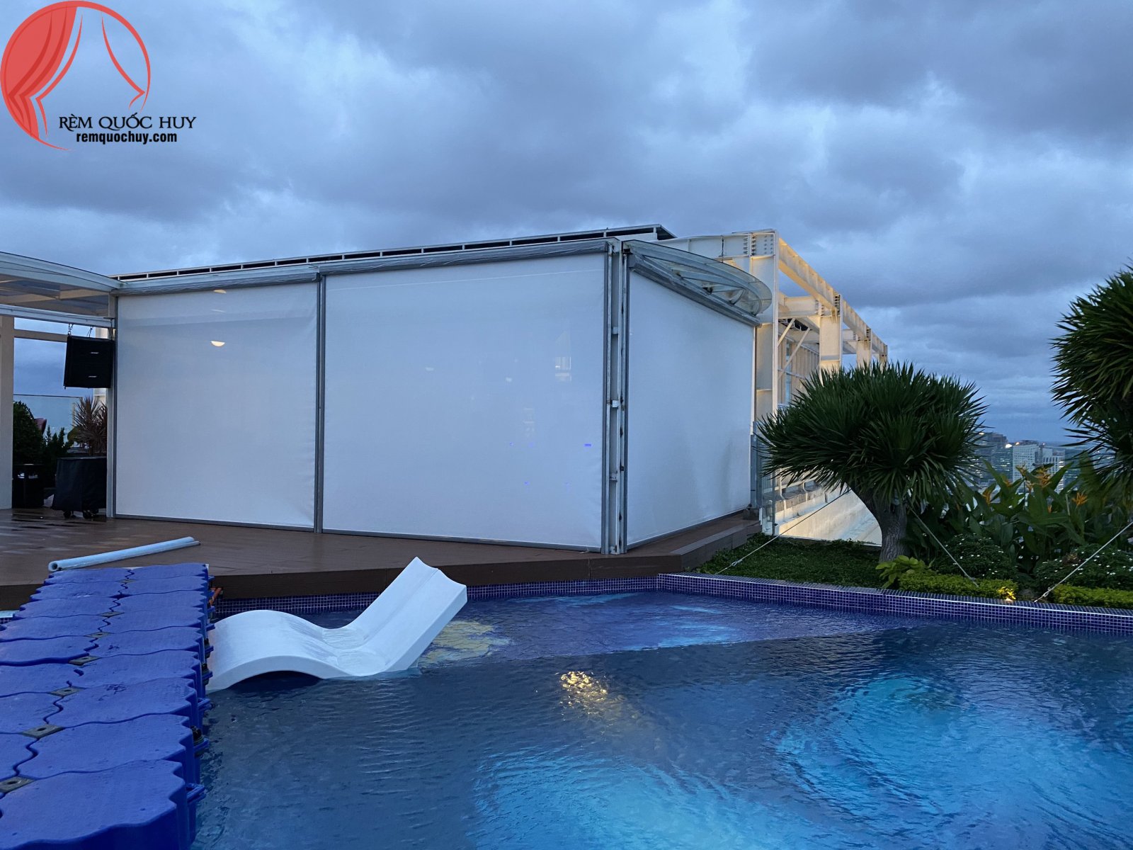 mẫu rèm cuốn zipper Quận 7 chống nắng ngoài trời