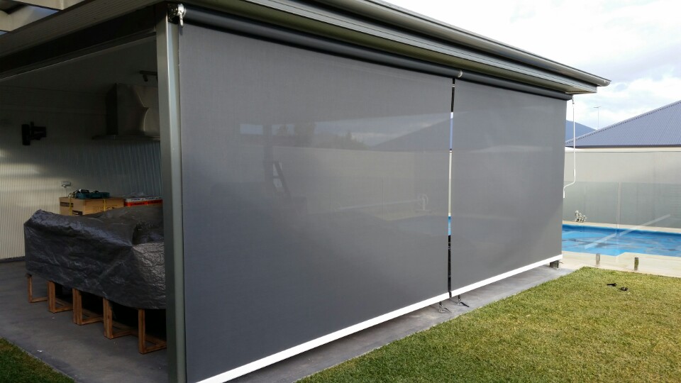 rèm cuốn chống gió lắp đặt cho ban công ngoài trời