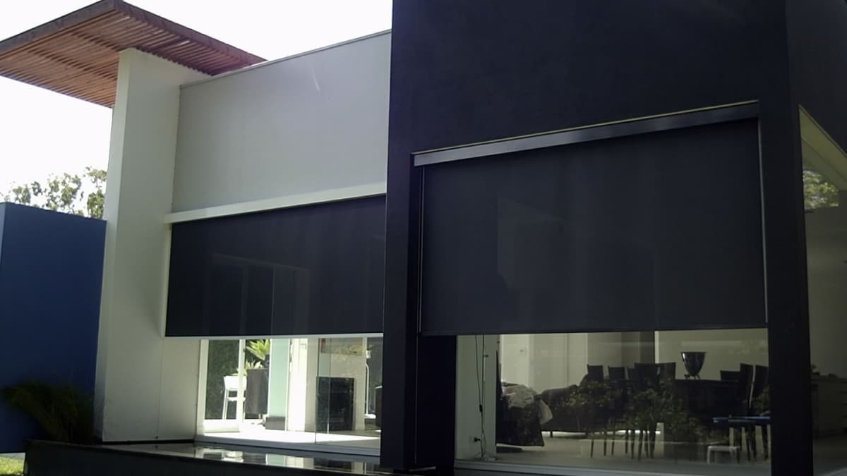 rèm zipscreen hoạt động như thế nào ngoài trời