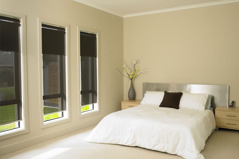 thiết kế rèm cuốn cửa sổ phòng ngủ tối giản