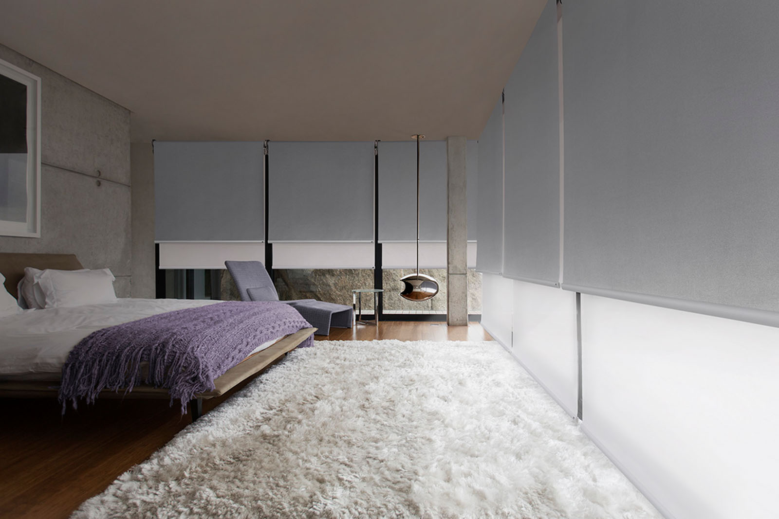 Rèm cuốn cửa sổ phòng ngủ màu trắng hiện đại