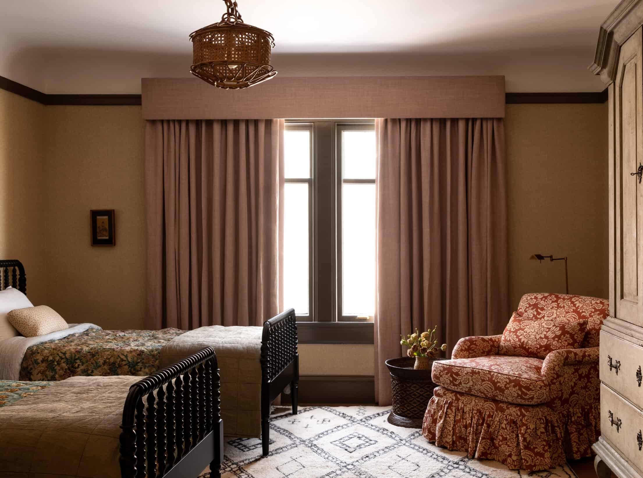 Remote điều khiển rèm cửa phòng ngủ tiện lợi hiện đại