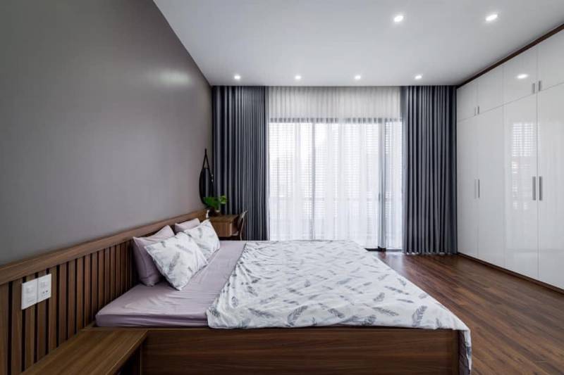 chi phí lắp đặt rèm phòng ngủ gồm nhân công và phụ kiện