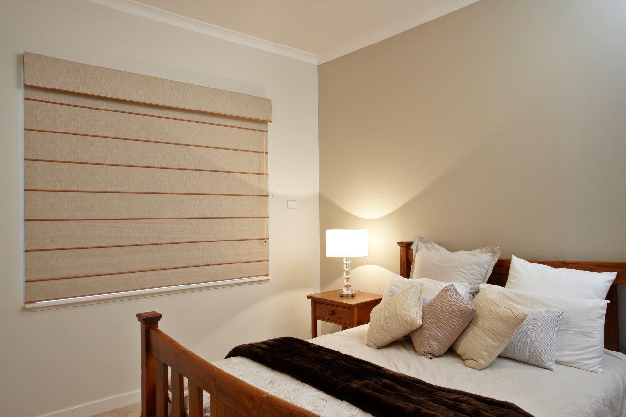 Rèm roman phòng ngủ màu xám nhạt, tạo điểm nhấn thẩm mỹ cho không gian nghỉ ngơi