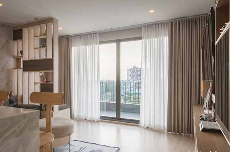 giá rèm tự động phòng ngủ điều khiển từ xa tiện lợi